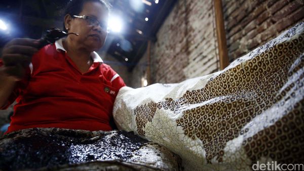 Melihat Pengrajin Batik Trusmi di Cirebon