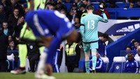 Kemalangan Chelsea bertambah karena mereka juga kehilangan Thibaut Courtois yang diganjar kartu merah. Dylan Martinez/Reuters/detikFoto.