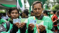 Pengemudi Gojek Terima Kartu BPJS Ketenagakerjaan