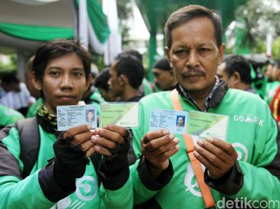 Pengemudi Gojek Terima Kartu BPJS Ketenagakerjaan