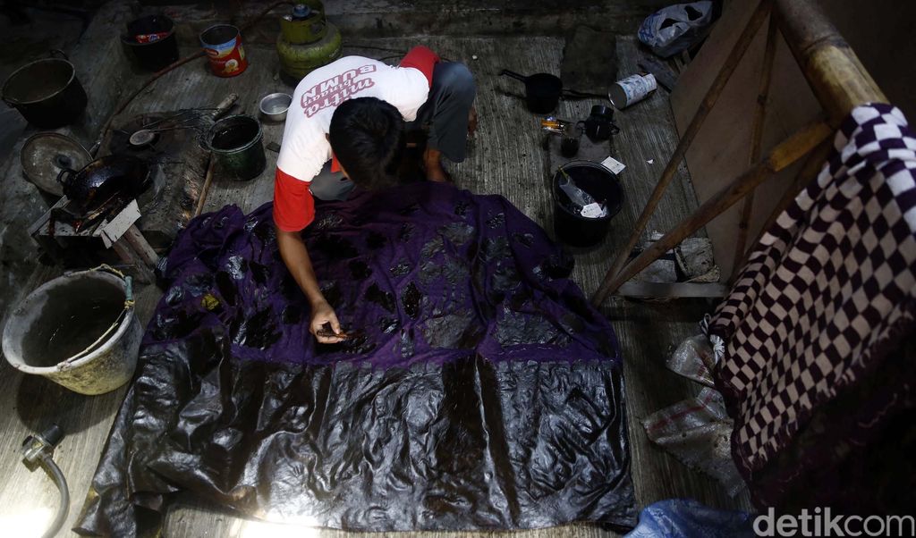 Kampung Batik Trusmi merupakan pusat industri batik di Cirebon sekaligus sebagai tempat wisata kuliner. Kampung ini terletak di Plered, Cirebon, sekitar empat kilometer di sebelah barat Kota Cirebon. Pengrajin batik di desa Trusmi dan sekitarnya kurang lebih berjumlah kurang lebih dari 3000 tenaga kerja asli perkampungan tersebut. (FOTO: Rachman Haryanto/detikcom)