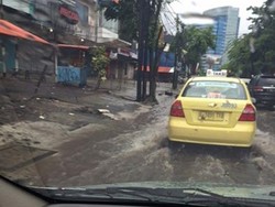 Sejumlah Ruas Jalan di Jakarta Tergenang Air Usai Diguyur Hujan Deras