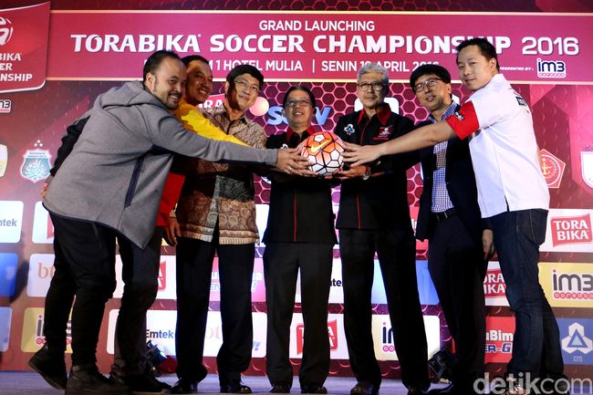 Serunya Melihat Artis Main Bola Lawan Politisi PAN di DPR