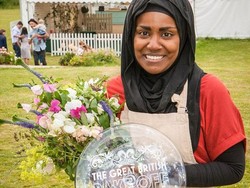 Hijabers Jawara Kontes Masak Ini Diminta Buatkan Kue Ultah untuk Ratu Inggris