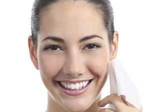 Yang Perlu Diperhatikan Saat Hapus Makeup dengan Tisu Pembersih Wajah