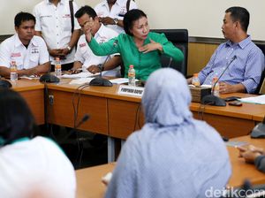 Ratna Sarumpaet dan Warga Kampung Aquarium Ngadu ke DPRD DKI Ratna Sarumpaet dan Warga Kampung Aquarium Ngadu ke DPRD DKI