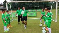 Kurniawan didampingi pelatih U-12 Zainal Abidin memberikan pelatihan teknik dasar sepak bola.