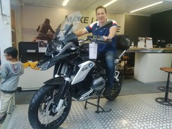 Ari Wibowo Terpesona dengan Moge BMW