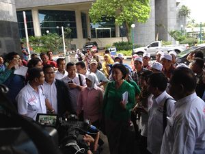 Didampingi Ratna Sarumpaet, Warga Kampung Aquarium Mengadu ke DPRD DKI Didampingi Ratna Sarumpaet, Warga Kampung Aquarium Mengadu ke DPRD DKI