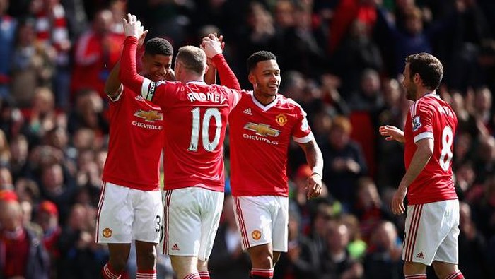 MANCHESTER, ENGLAND - APRIL 16: Marcus Rashford (L) of Manchester United celebrates scoring the opening goal with Wayne Rooney of Manchester United during the Barclays Premier League match between Manchester United and Aston Villa at Old Trafford on April 16, 2016 in Manchester, England.  (Photo by Clive Brunskill/Getty Images)