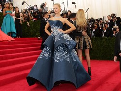 Karolina Kurkova Ungkap Momen Berdesakan dengan Seleb Dunia di Toilet