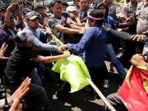 Pendemo Tolak Simposium 1965 Dorong-dorongan dengan Polisi, 3 Orang Diamankan