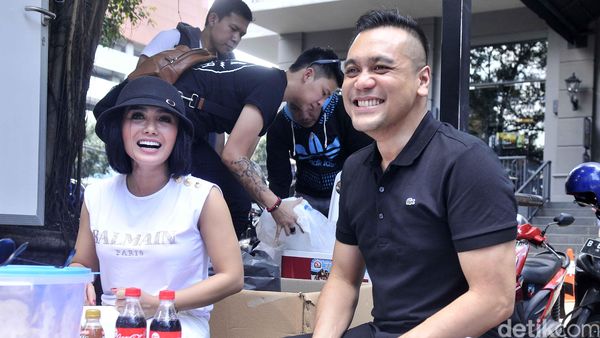 Makin Lengket! Yuni Shara dan Chiko Hakim Buka Warung di Kemang