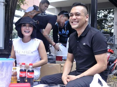 Makin Lengket! Yuni Shara dan Chiko Hakim Buka Warung di Kemang