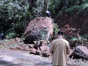Batu Raksasa Menggelinding dari Tebing, Tutup Akses ke Palabuhanratu