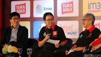 Direktur Utama PT. GTS, Joko Driyono (tengah), mengaku sangat bersyukur akhirnya Torabika Soccer Championship (TSC) bisa bergulir, setelah sempat mundur dari jadwal semula.