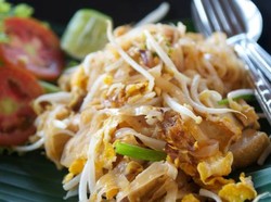Yuk, Cicip Pad Thai yang Gurih Mengenyangkan di Tempat Ini!