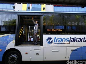 Ini Penjelasan TransJakarta Soal Kecelakaan Bus Vs Motor di Cawang