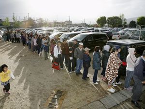 Usai Gempa 7 SR di Jepang, Warga Antre Makanan Lebih dari 1 Jam