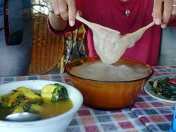 Wajib Mencicipi Papeda dengan Ikan Kuah Kuning yang Unik di Papua