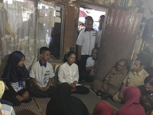 Blusukan ke Sukabumi, Rini Lesehan di Rumah Warga dan Dicurhati Soal Air Bersih
