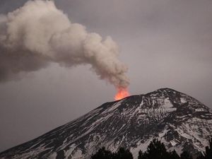 Detik-detik Gunung Tertinggi Kedua di Meksiko Meletus Detik-detik Gunung Tertinggi Kedua di Meksiko Meletus