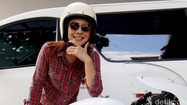 Brummm... Dian Ayu dan Triumph Putihnya