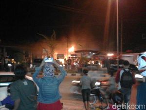 Kebakaran SPBU di Duri, Polisi: Saat Pengisian BBM Mesin Honda Jazz Menyala Kebakaran SPBU di Duri, Polisi: Saat Pengisian BBM Mesin Honda Jazz Menyala