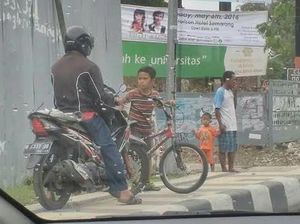 Belajar Berani Menegakkan Aturan dari Daffa yang Hadang Pemotor Bandel Belajar Berani Menegakkan Aturan dari Daffa yang Hadang Pemotor Bandel