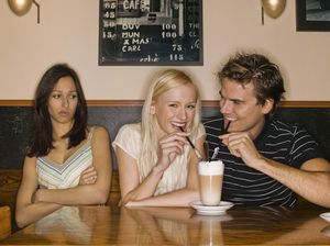 Jadi Bad Mood Ketika Teman Dekat Asyik dengan Teman yang Lain Jadi Bad Mood Ketika Teman Dekat Asyik dengan Teman yang Lain