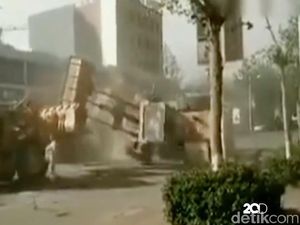 Video Nyata Transformers Saling Hantam di Cina