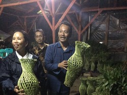 Pakai Sepatu Boot, Rini Malam-malam Blusukan di Kebun Bunga