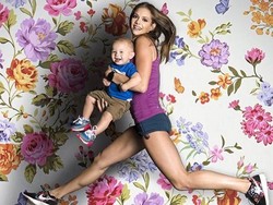 Olahraga Sambil Urus Anak, Ibu Muda Pakai Bayi Sebagai Alat Fitnes