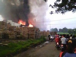 Setelah 6 Jam, Api di Pabrik Kayu Keluarga Presiden Jokowi Berhasil Dipadamkan