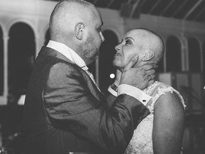 Demi Suami, Pengantin Wanita Ini Cukur Botak Rambutnya di Hari Pernikahan Demi Suami, Pengantin Wanita Ini Cukur Botak Rambutnya di Hari Pernikahan