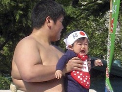 Festival Bayi Menangis yang Unik di Jepang