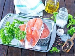 Berikan Ikan, Telur dan Sayuran pada si Kecil yang Sedang Belajar Makan