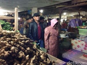 Risma Ingin Pasar Keputran Cepat Diperbaiki Agar Tak Jadi Tempat Tinggal