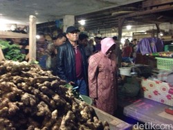 Risma Ingin Pasar Keputran Cepat Diperbaiki Agar Tak Jadi Tempat Tinggal