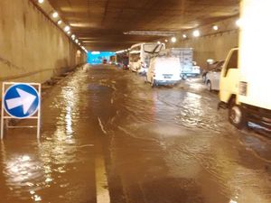 Genangan Hambat Laju Kendaraan di Terowongan Tol JORR Pasar Rebo