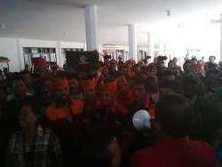 Pedagang Asongan Ketapang Wadul Dewan karena Tak Bisa Berdagang di Kapal