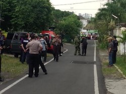 Bungkusan Hitam di Jalan Songgoriti Diledakkan Tim Jinbom