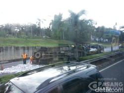 Truk Muatan Batu Bata Terguling di KM 19 Tol JORR Arah Pasar Rebo, Lalin Macet