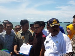 Pasir Untuk Reklamasi Teluk Jakarta Diambil dengan Menyedot dari Kapal