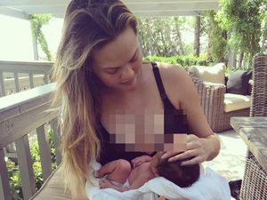 Chrissy Teigen Unggah Foto Perdana Sang Putri Chrissy Teigen Unggah Foto Perdana Sang Putri