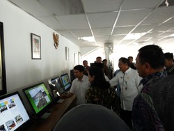 Bupati Anas Pamerkan Lounge ke Menteri Rini: Semua Bisa Temui Saya atau Sekda