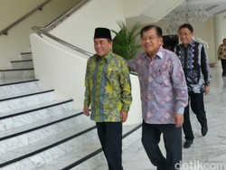 Menafsir Rangkulan JK ke Ade Komarudin Jelang Munaslub Golkar