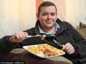 Idap Kondisi Langka, Pria Ini Hanya Bisa Makan Sosis dan Kentang Goreng