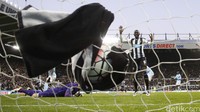 Hasilnya, Vurnon Anita berhasil menyamakan kedudukan. Reuters/Andrew Yates.