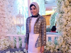 Hijab Style: Tampil Anggun dengan Maxi Dress Ala Dhini Aminarti